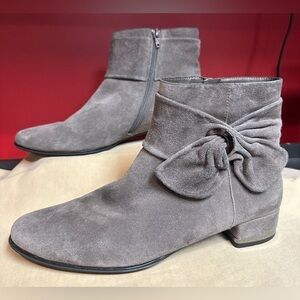 Vaneli Gray Suede Ankle Booties with Bow & Side Zip Women’s Size 9.5M